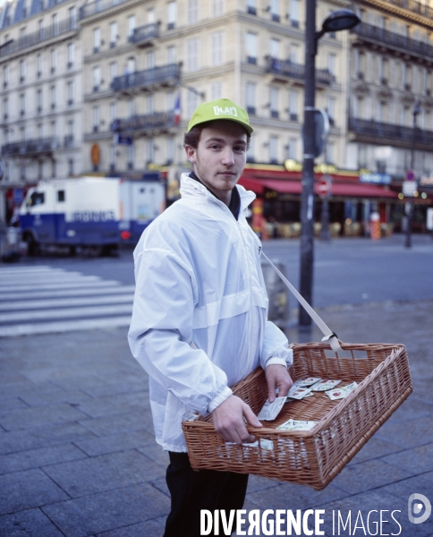 Gare du Nord, jeune homme distribuant des échantillons publicitaires.
