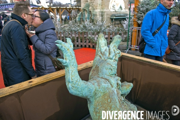 Un jour a Bruxelles.Place Sainte Catherine, la sculpture d  un alligator jaloux ou affame ?