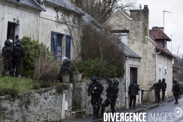 A CORCY, dans l Aisne, des hommes du Raid et du GIPN mènent une traque intensive et systématique des deux suspects de l attentat contre Charlie Hebdo, les frères Chérif et Saïd Kouachi qui ont abandonné leur voiture dans les environs.
