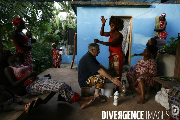 Gabon: ceremonie traditionnelle du rite bwiti par la famille mbeng-ntam