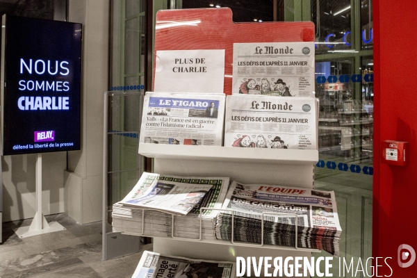 Files d attentes à Paris pour la sortie de Charlie Hebdo