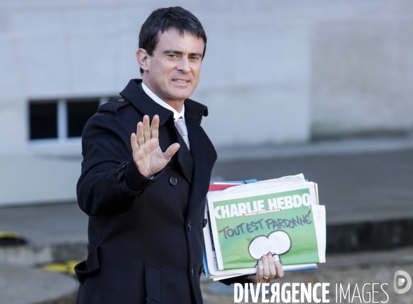 Manuel VALLS sort du conseil des ministres avec le numéro de Charlie Hebdo des  survivants .