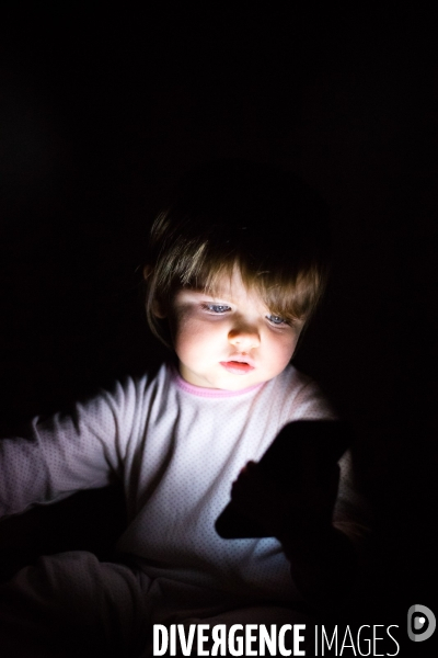 Enfant devant un écran tactile
