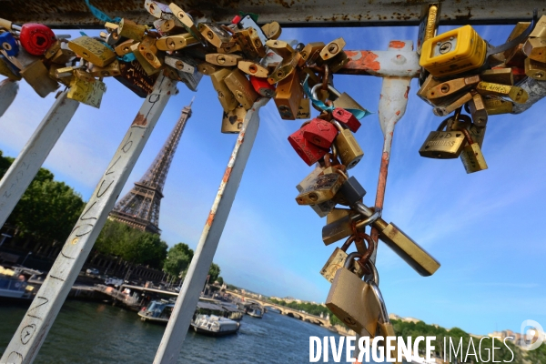 Paris Bridges Prisoner of The Love locks. Les Ponts de Paris prisonnier des cadenas d amour.