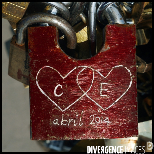 Paris Bridges Prisoner of Love locks. Les Ponts de Paris prisonnier des cadenas d amour.
