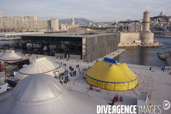 Vue aérienne de la biennale du Cirque de Marseille face au Mucem