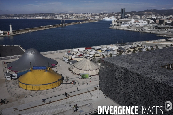 Vue aérienne de la biennale du Cirque de Marseille face au Mucem
