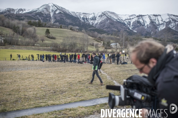 Crash Avion: les journalistes et la vie quotidienne sur l aérodrome de Seyne les Alpes...