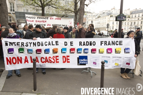 Manifestation des grevistes de radio france devant l assemble nationale