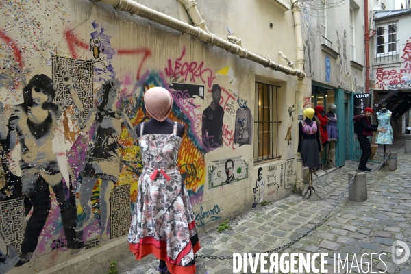 Illustration Mars 2015.Dans une impasse de la rue des Francs Bourgeois, un styliste de  mode  expose ses dernieres creations