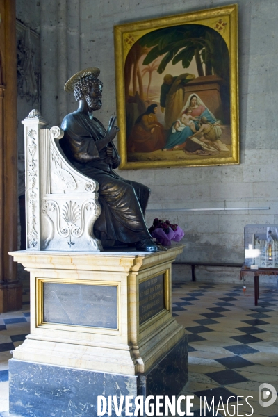 Illustration Mars 2015.Statue de Saint Pierre dans la nef de la cathedrale saint Pierre