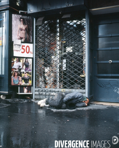 Paris Nord, homme dormant à même le trottoir