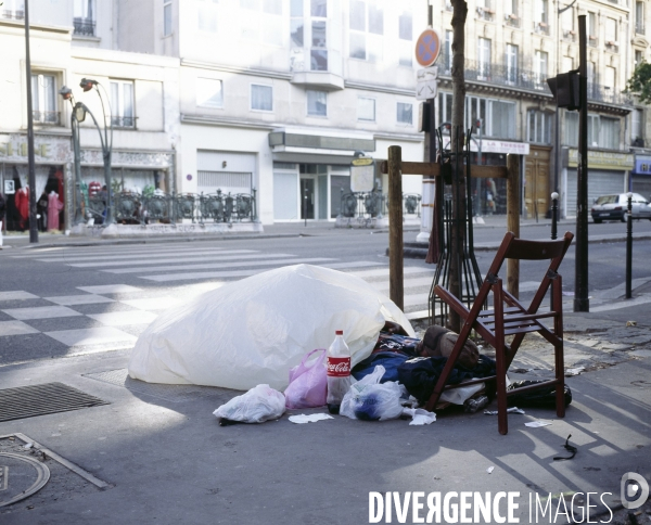 Paris en detail . Homme dormant dans un sac plastique