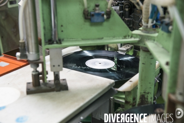 Chaîne de fabrication de disques Vinyles dans l usine MPO