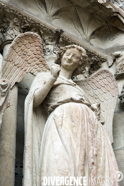 Illustration Avril 2015.Reims.L  ange au sourire sur le portail de la  cathedrale.