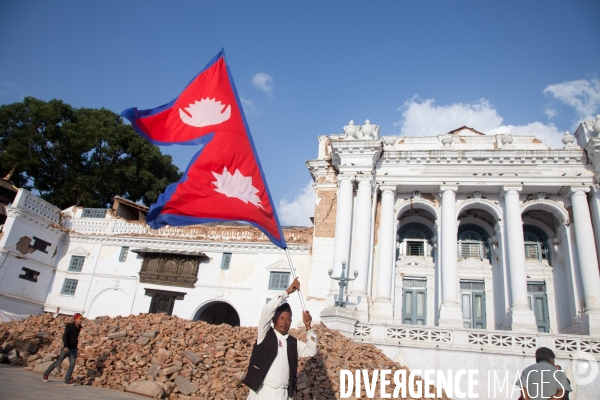 Nepal, 2 semaines apres le seisme. Drapeau du Népal