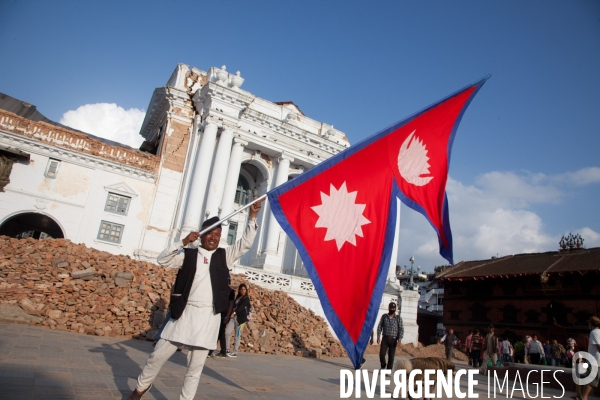 Nepal, 2 semaines apres le seisme. Drapeau du Népal