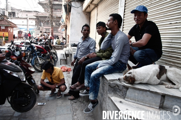 Nepal, 2 semaines apres le seisme. La jeunesse népalaise s ennuie