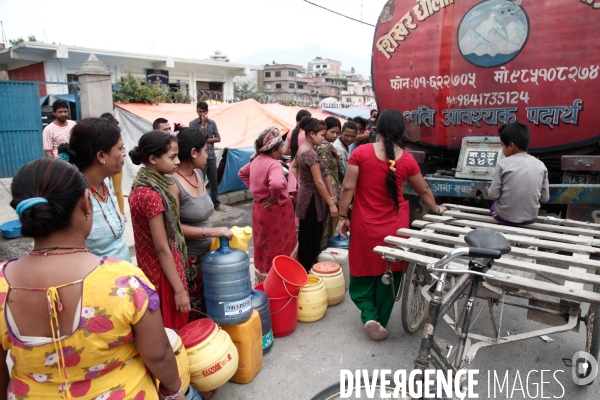 Nepal, 2 semaines apres le seisme. Distribution d eau