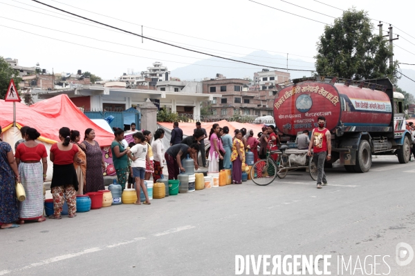Nepal, 2 semaines apres le seisme. Distribution d eau