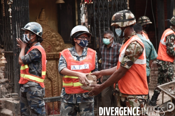 Nepal, 2 semaines apres le seisme. Reconstruction à Bhaktapur
