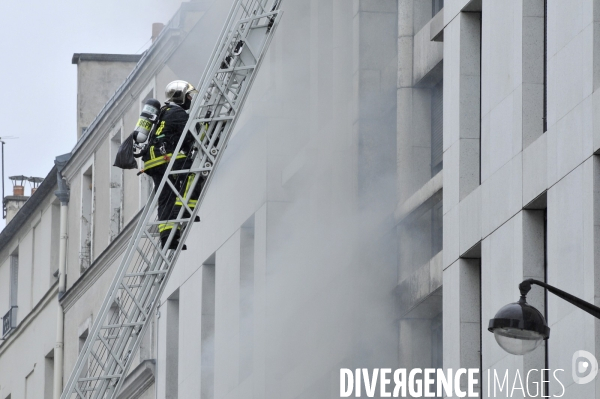 Sapeurs Pompiers PARIS sur un incendie. Firefighters PARIS on fire.