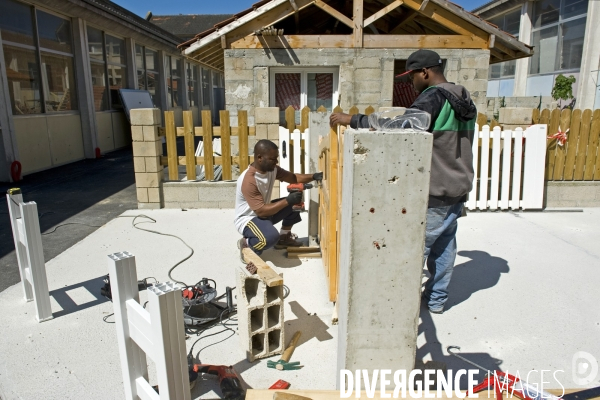 Les stagiaires des metiers du batiment a l AFPA, centre de Lardy.Atelier meunuiserie, construction et pose d un portail en bois