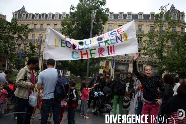 Manifestation FCPE sous les balcons de la mairie de Toulouse