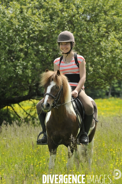 L enfant et les animaux :  jeune cavalier à poney. Children and animals: young pony rider.
