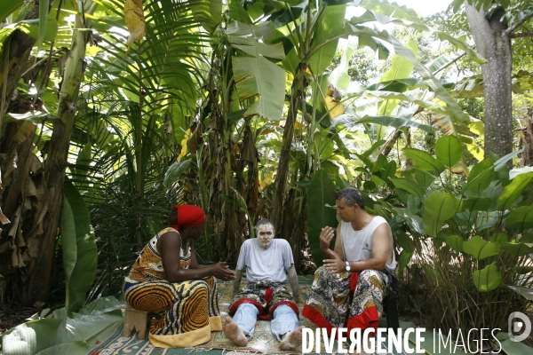 Gabon: ceremonie traditionnelle du rite bwiti par la famille mbeng-tame