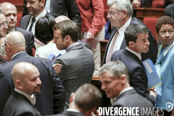 Manuel Valls sort le 49.3 pour la loi Macron