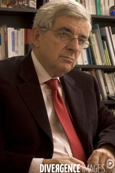 Jean Pierre Chevènement dans son bureau à Paris au siége de son parti.