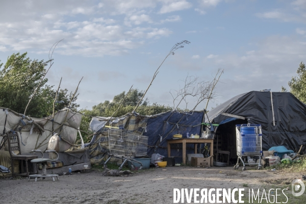 Un village bricolé, isolé et cerné de maquis... La jungle de Calais