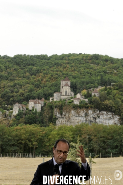François HOLLANDE à Saint-Cirq-Lapopie sur le thème du tourisme