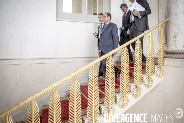 François Hollande s entretient avec Manuel Valls avant le Conseil des ministres