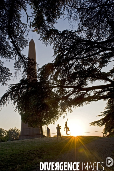 Des villes.Toulouse.Deux equilibristes  pratiquent la slackline au pied de l obelisque de la Victoire