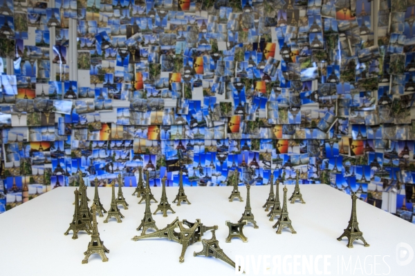 20 ans après son succès à Londres, l  exposition   Take Me (I m Yours)   conçue par Boltanski et Ulrich est recrée à la Monnaie de Paris. Elle propose aux visiteurs de repartir avec des oeuvres et des objets présentés dans l exposition.