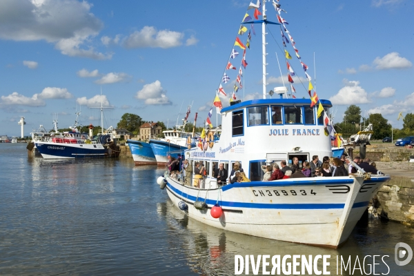 Illustration Septembre2015.Honfleur.Le Jolie France un bateau assurant des promenades en mer rentre au port .