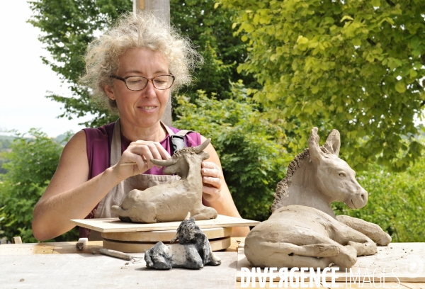 Femme artiste : Laure Bruas sculpteur céramiste avec technique de cuisson Raku-yaki. Woman artist sculptor ceramist.