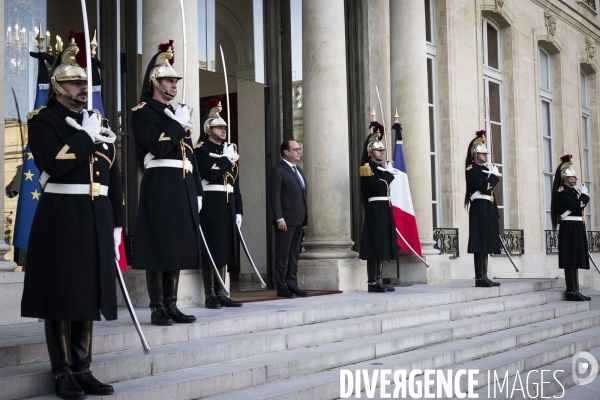 F. Hollande recoit N. Sarkozy apres les attentats du 13 novembre.