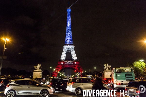 La Tour Eiffel bleu-blanc-rouge après les attentats du 13 novembre 2015