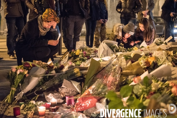 Veillees des parisiens devant les sites des attaques terroristes du 13 novembre 2015