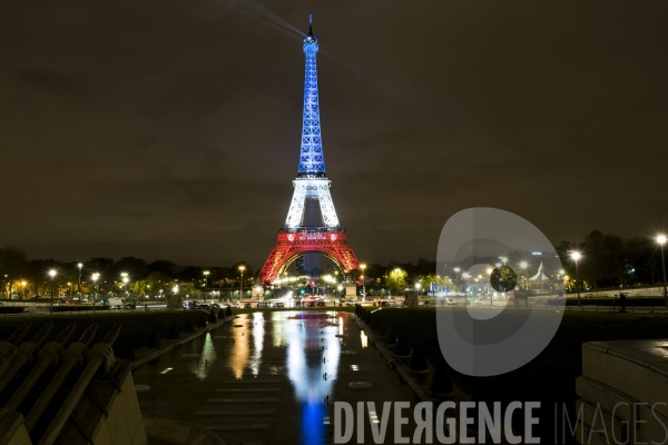 La tour Eiffel illuminée aux couleurs du drapeau français après les attentats du vendredi 13 novembre 2015