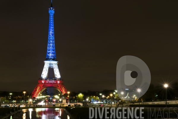 La tour Eiffel illuminée aux couleurs du drapeau français après les attentats du vendredi 13 novembre 2015