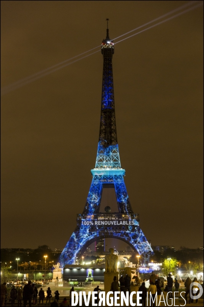 Un arbre virtuel = un arbre planté pour la COP 21. One Heart One Tree, l installation lumineuse de Naziha MESTAOUI, projetée sur la Tour Eiffel.
