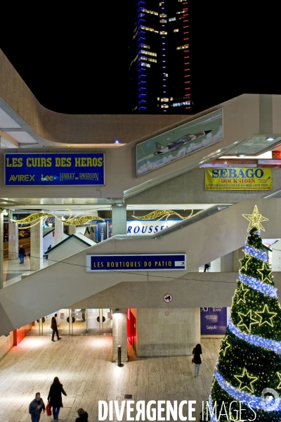 Illustration Novembre 2015.Le centre commercial sous la dalle de la Tour Montparnasse.