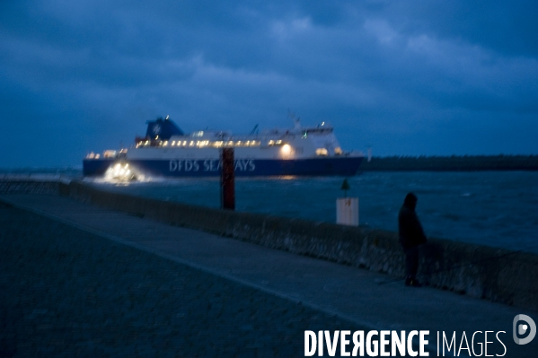Illustration Novembre2015.Aide par un remorqueur pour l accostage,un ferry transmanche de la compagnie DFDS, par gros temps manoeuvre dans le port de Calais