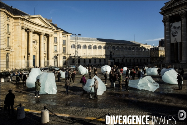 Installation   Ice Watch   par l artiste dano-islandais Olafur ELIASSON sur la place du Panthéon à Paris pendant la COP 21 pour symboliser le réchauffement climatique.