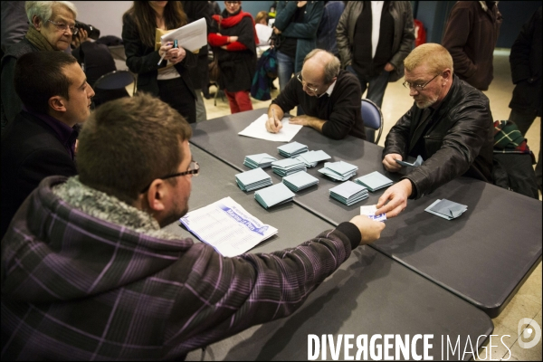 Le dépouillement des bulletins de votes du bureau N°1 à Hénin-Beaumont au 1er tour des élections régionales de 2015.