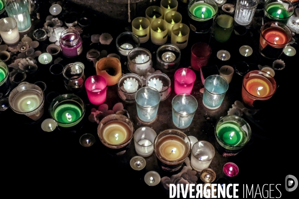 Lyon : la fête des lumières rend hommage aux victimes des attentats de Paris.